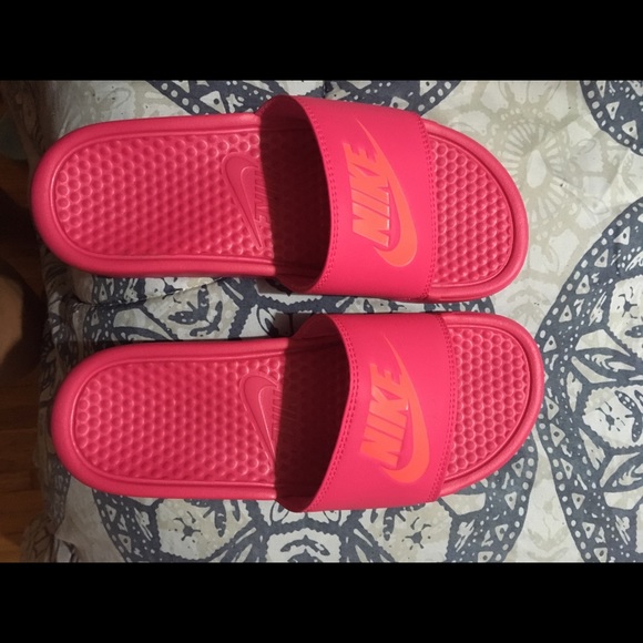 hot pink nike slides